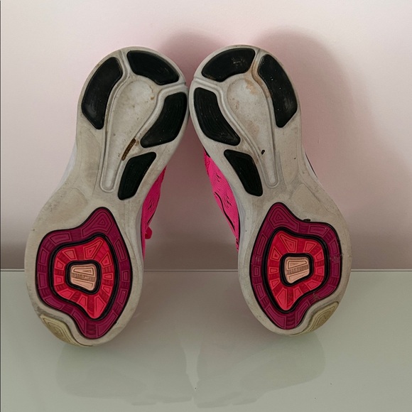 Nike Women’s Lunar Eclipse 5 running shoes in pink pow and black colorway - Picture 7 of 9